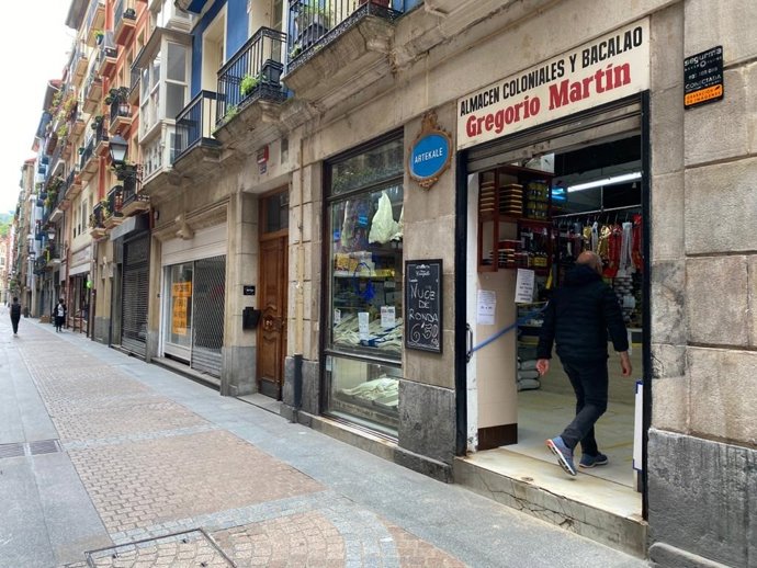 Comercio abierto en el Casco Viejo de Bilbao