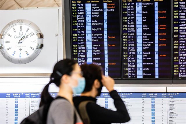 Pasajeros en un aeropuerto de Hong Kong. 