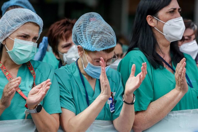 Sanitarios del Hospital Severo Ochoa de Leganés aplauden durante el homenaje al enfermero de quirófano de 57 años fallecido por Covid-19, quien en la Unidad de Cuidados Intensivos (UCI), según indicó el propio hospital, luchó "incansablemente, durante d