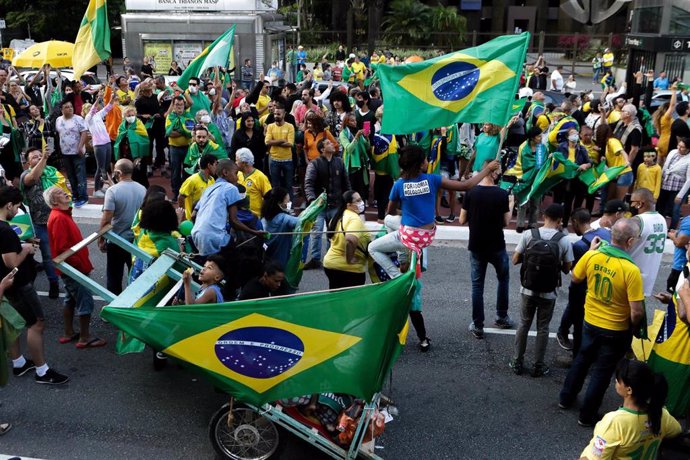 Manifestación de ciudadanos en Sao Paulo pidiendo la reapertura de negocios en el país