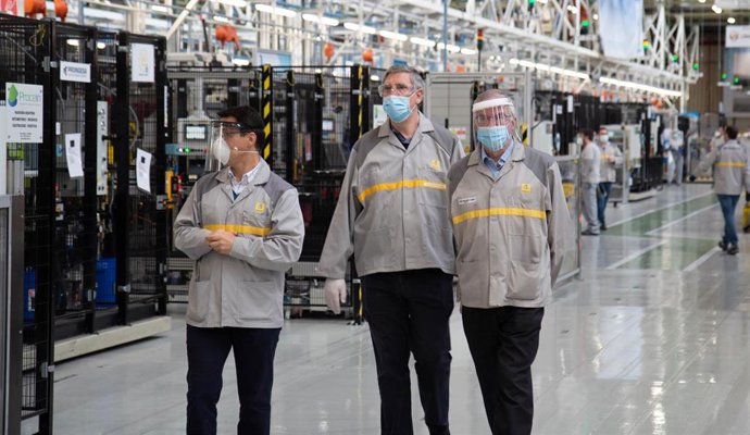 El director de Fabricaciones y Loigística del Grupo Renault y presidente de Renault España, José Vicente de los Mozos, en el centro, durante su visita a la factoría de Motores de Valladolid.