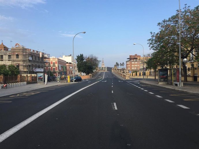 Avenida Eduardo Dato de Sevilla, vacía durante el estado de alarma por el coronavirus. Al fondo, la Giralda.