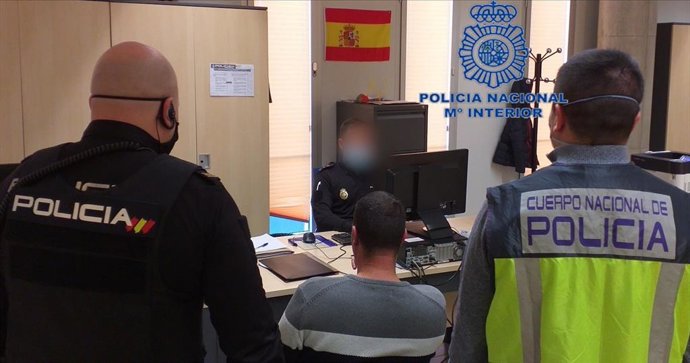 Detenido por hacerse pasar por policía y estafar 300 euros a un viandante en Lorca