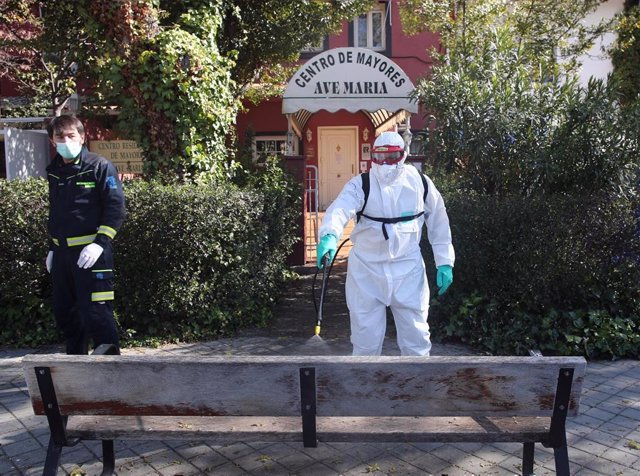 Un bombero del Ayuntamiento de Madrid desinfecta las zonas exteriores de la Residencia de Mayores Ave María 