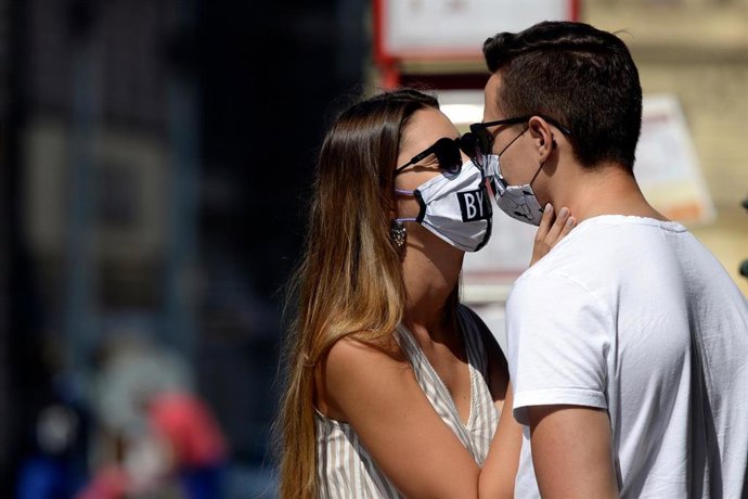 Una pareja con mascarillas en Praga