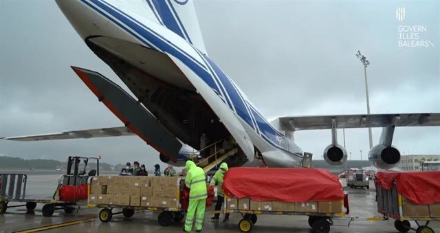Llegada a Palma de un avión con material sanitario comprado por el Govern a China.