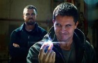 10 curiosidades de Code 8, la película de Robbie y Stephen Amell que arrasa en Netflix