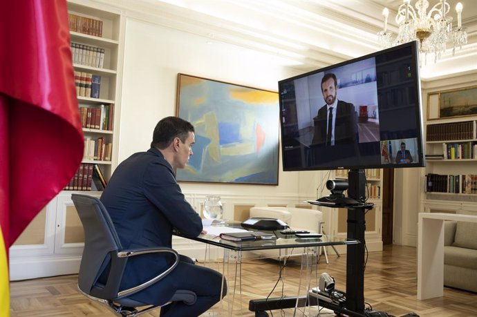 El presidente del Gobierno, Pedro Sánchez, durante una videoconferencia con el presidente del Partido Popular, Pablo Casado, en una ronda de partidos en torno a los Pactos de la Moncloa  