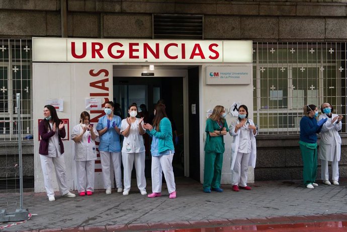 HOMENAJE A LOS SANITARIOS EN EL HOSPITAL DE LA PRINCESA (MADRID)