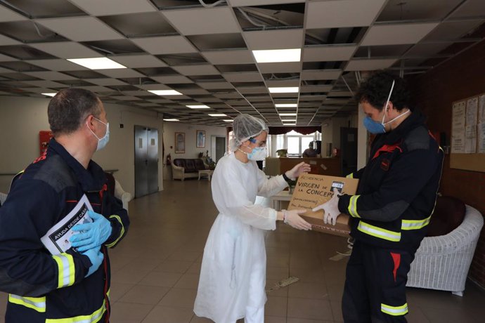 Bomberos del Ayuntamiento de Móstoles entregan material sanitario al personal de la Residencia Virgen de la Concepción en Navalcarnero (80 mascarillas y batas) realizado por voluntarios  