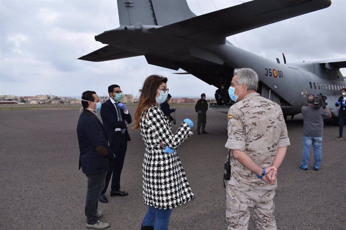 La delegada del Gobierno en Melilla, en el aeropuerto recibiendo un avión militar con material sanitaria para Melilla
