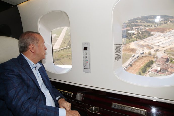 El presidente de Turquía, Recep Tayyip Erdogan, inspecciona las obras del nuevo Hospital de Basaksehir en Estambul, en el marco de la pandemia de coronavirus