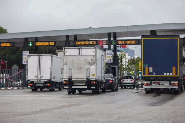 Varios camiones esperan para pasar por el peaje de acceso a Mercamadrid