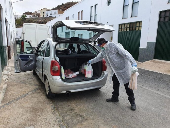 El alcalde de Fiñana (Almería), Rafael Montes, le lleva la compra a una vecina