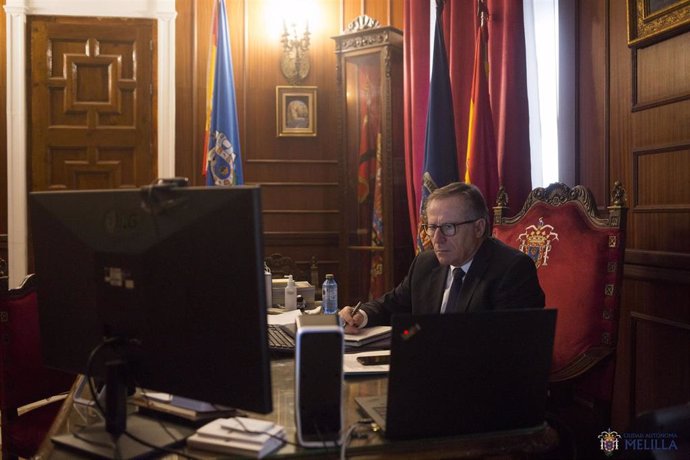 El presidente de la Ciudad Autónoma de Melilla, Eduardo de Castro (Cs), en una reunión por videoconferencia