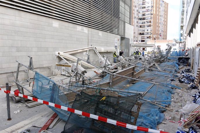 Estado en el que ha quedado el Mercado de El Carmen en la barriada del Perchel, después de la caída de un andamio de edificio adjunto. Málaga a 20 de abril del 2020