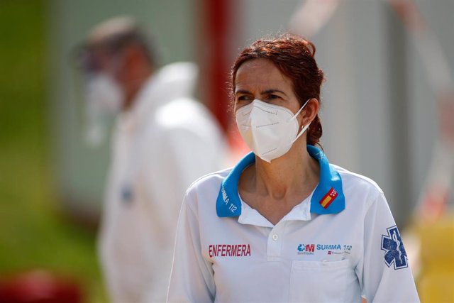 Una enfermera protegida con mascarilla que forma parte del equipo de UVI Móvil 