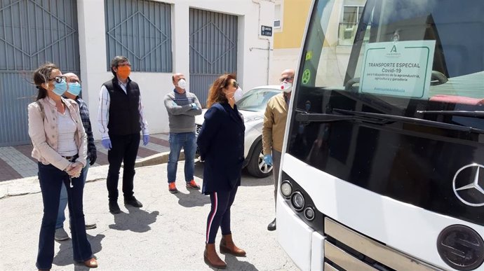 La consejera de Agricultura supervisa una ruta de bus para trabajadores del sector agrario