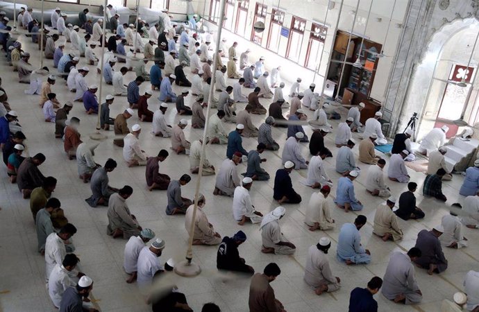 Fieles en una mezquita de Pakistán durante la pandemia de coronavirus