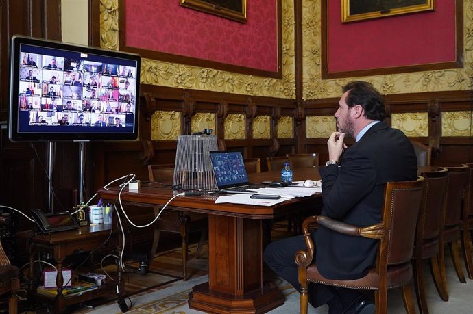 El alcalde de Valladolid, Óscar Puente, durante la videonferencia del presidente del Gobierno, Pedro Sánchez, con la Junta Directiva de la FEMP.