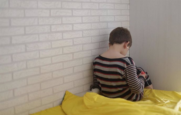 Un niño de 8 años juega y habla con sus amigos a través de una videoconsola durante el Estado de Alarma