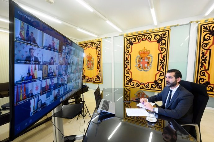 El alcalde de Almería durante la reunión de la FEMP con el presidente del Gobierno