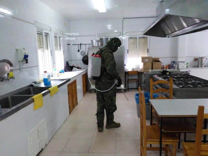 Efectivos del Ejército de Tierra actúan en la hospedería medicalizada de Aracena (Huelva)
