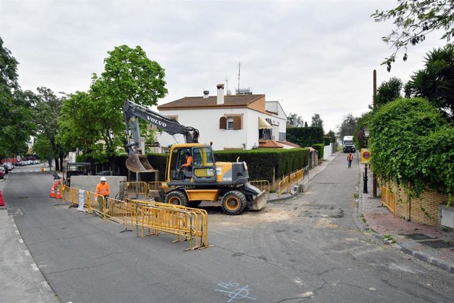 Obras en la calle Badajoz de Tomares