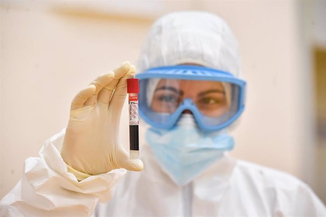 Un médico con una muestra de sangre para un análisis de Covid-19