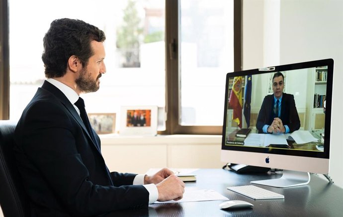 El líder del PP,  Pablo Casado, conversa per videoconferncia amb el president del Govern,  Pedro Sánchez. Madrid. 20 d'abril de 2020.