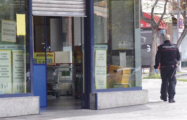 Un vigilante de seguridad controla las inmediaciones de un establecimiento del supermercado Ahorramás durante el día 34 del estado de alarma, en Madrid (España), a 17 de abril de 2020.