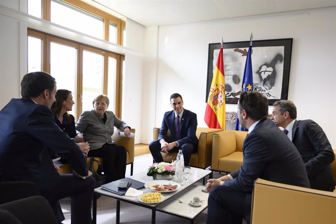 El presidente del Gobierno, Pedro Sánchez (c), se reúne en la delegación española con los líderes de Francia, Alemania, Italia, Luxemburgo, Bélgica, Portugal y Grecia. en Bruselas (Bélgica) a 21 de febreor de 2020.