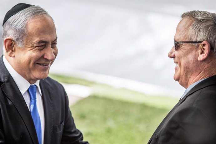 El primer ministre d'Israel, Benjamin Netanyahu (i), i el líder de l'opositor Blau i Blanco, Benjamin Gantz (d)