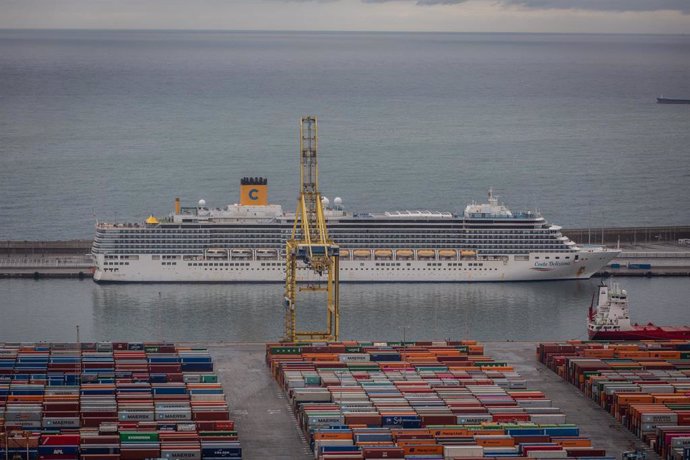 El crucero Costa Deliziosa atracado en el puerto de Barcelona, en Barcelona/Catalunya (España) a 20 de abril de 2020.
