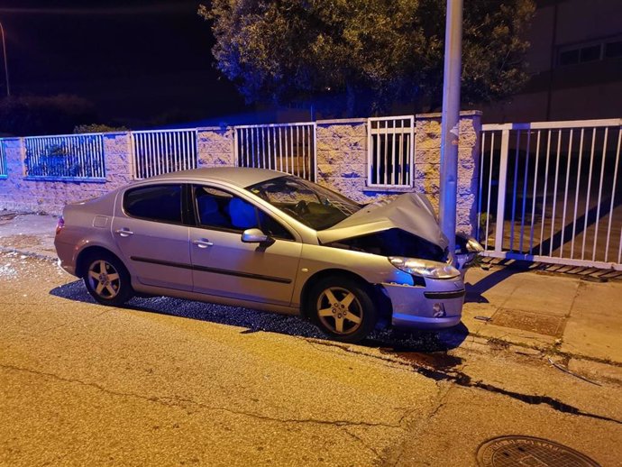 Investigan a un conductor que cuadruplicaba la tasa de alcohol y se estrelló contra una farola en Getafe