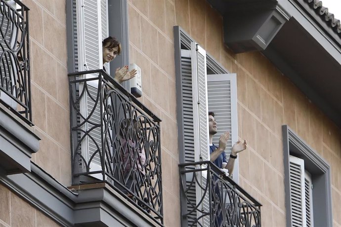 Natalia Verbeke y su pareja, Marcos Poggi, homenajean a los sanitarios desde los balcones de su casa