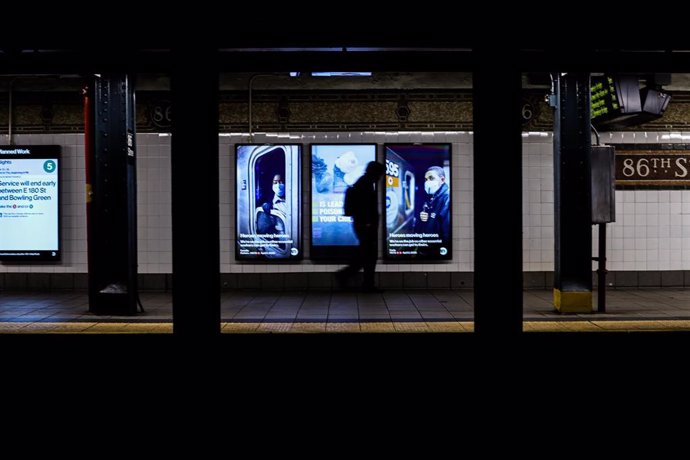 Un hombre en el metro de Nueva York durante la pandemia de coronavirus