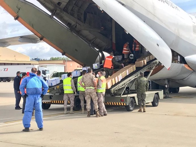Llega a Torrejón (Madrid) un avión de Shangái con 20 toneladas de material sanitario