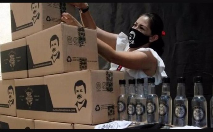 Cajas de suministros con la cara de 'El Chapo' Guzmán repartidas en México