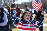 Personal sanitario se encara con manifestantes contrarios al confinamiento en EEUU
