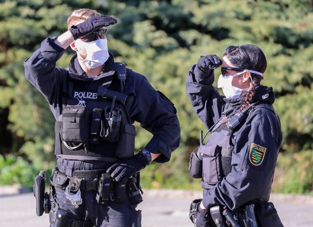 Dos policías alemanes en la localidad de Chemnitz, en Sajonia