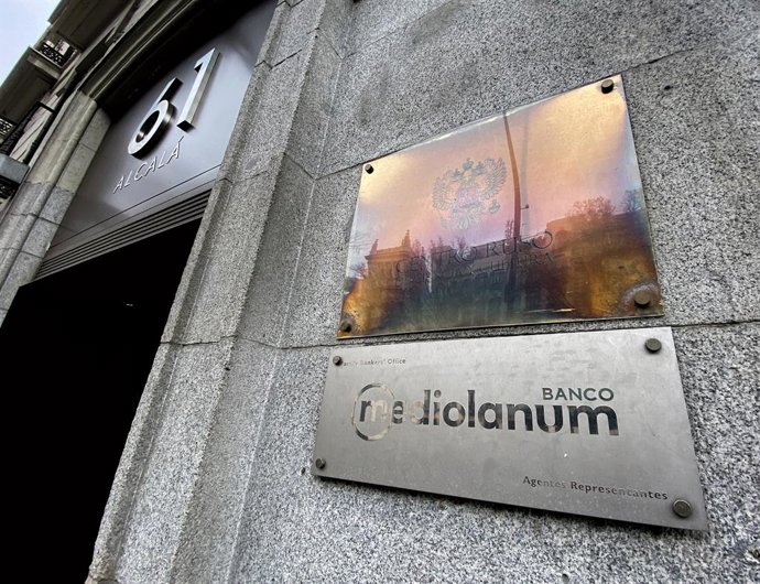 Puerta de entrada de uno de los locales del Banco Mediolanum