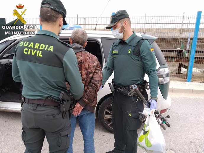 Detenido en Torrevieja tras saltarse cuatro veces el confinamiento para ir a pescar