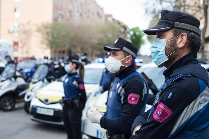 Varios miembros de la Policía Municipal de Madrid rinden homenaje a una farmacéutica que le suministra geles y mascarillas