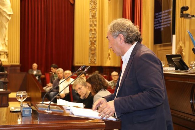 El conseller de Educación, Universidad e Investigación, Martí March, en el pleno del Parlament