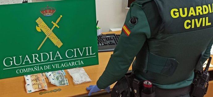 Material intervenido a dos vecinos de O Salnés soprendidos cuando realizaban una transacción de droga en Vilanova (Pontevedra).