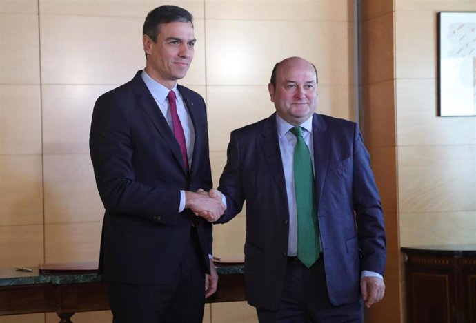 El presidente del Gobierno en funciones, Pedro Sánchez (izq) y el presidente del EBB del PNV, Andoni Ortuzar (dech), se dan la mano tras firmar el acuerdo entre el PSOE y el PNV para la investidura, Madrid (España), a 30 de diciembre de 2019.