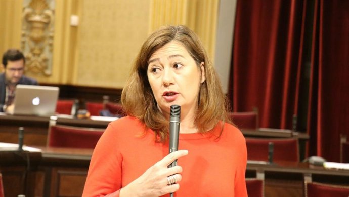 La presidenta del Govern, Francina Armengol, contestando a una pregunta en el pleno del Parlament.