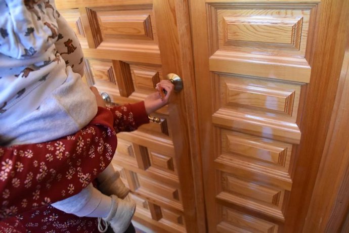 Una persona entra en su vivienda.