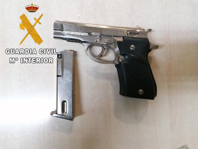Pistola que llevaban en el coche los dos detenidos en Salamanca.